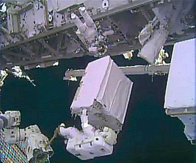 Astronautai drąsiai trumpai amoniako pūga, kai jie baigsis pritvirtinti prie kosminės stoties