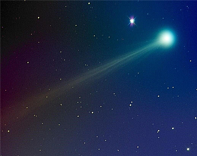 El cometa ISON de repente se ilumina mientras se sumerge hacia el sol