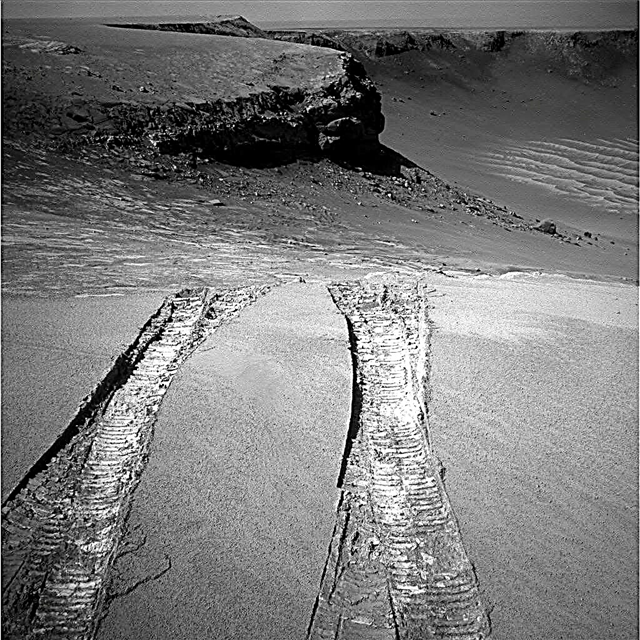 Marss Rovers atkal ceļā (Galerija)