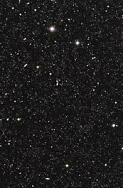 सबसे गहरी पराबैंगनी छवि दूर की आकाशगंगाओं के समुद्र को दिखाती है