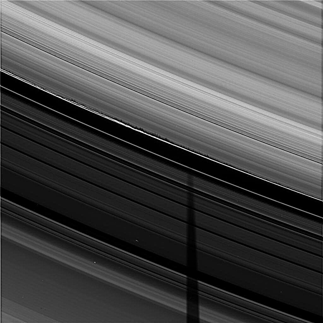 Έμμεση εικόνα του Cassini για πέτρες και φεγγάρι στα δαχτυλίδια του Κρόνου