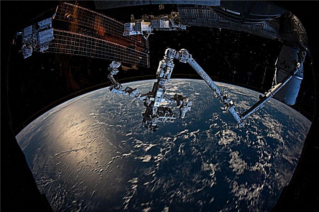 Cooles Foto von Canadarm2 mit seiner Dextre Hand. Oh und die Erde. Das ist auch schön.