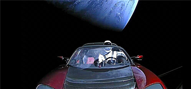 Er staat een auto in de ruimte. Gelanceerd door een raket met hergebruikte onderdelen die weer op aarde zijn geland door een miljardair die Mars wil koloniseren.