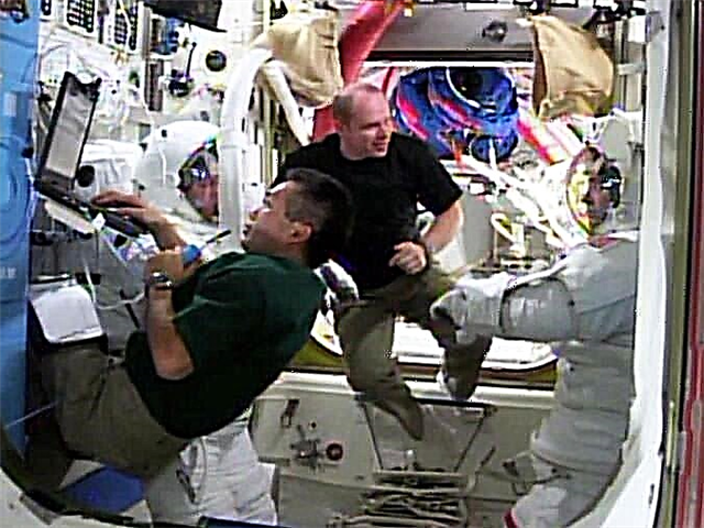 Astronautas recebem três caminhadas espaciais como presente de Natal