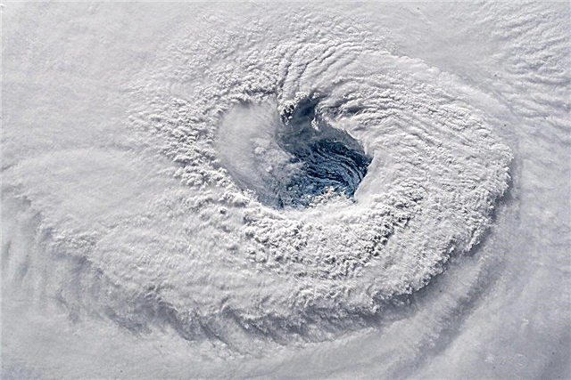 Смотреть вниз из космоса в бурлящую пасть урагана Флоренция