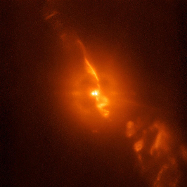 Je kijkt naar een werkelijk beeld van een witte dwerg die zich voedt met materiaal van een grotere rode reus, 650 lichtjaar van de aarde.