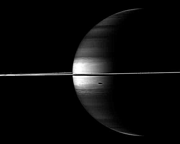 Mais colírio para os olhos da Cassini: Saturno infravermelho, luas peek-a-boo
