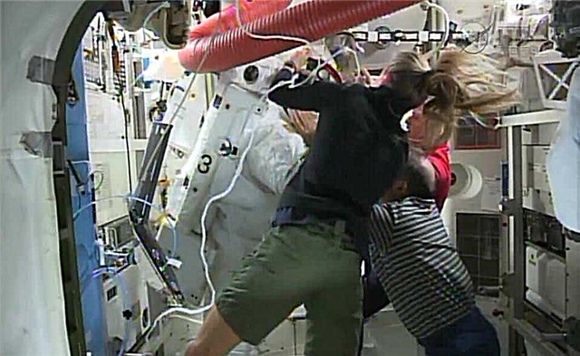 La fuite d'eau de la combinaison spatiale interrompt la station spatiale EVA