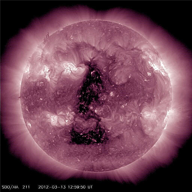 Enorme buraco coronal está enviando vento solar em nossa direção
