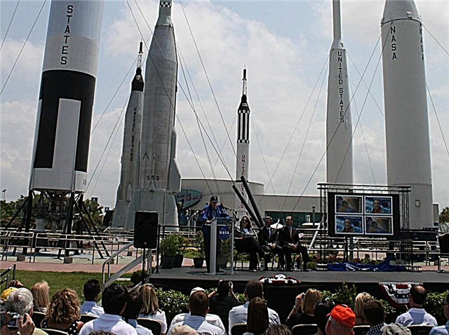 Алан Схепард и МЕССЕНГЕР маркице представљени на церемонији свемирског центра у Кеннедију