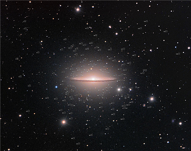 Astrofoto: uskumatu sügav vaade Sombrero galaktikat kubisevatele globaalsetele klastritele