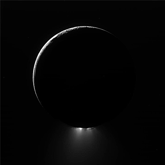 Enceladus a Cassini legújabb képein látható