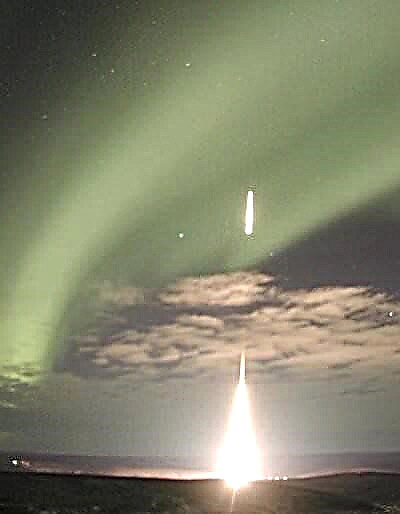 Zwei Raketen fliegen durch den Auroralbogen