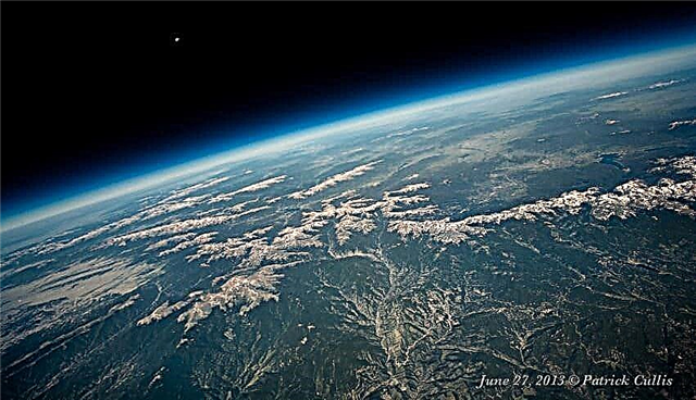 تحطم تشكيل القمر إلى اليسار "إشارة" في كوكب الأرض