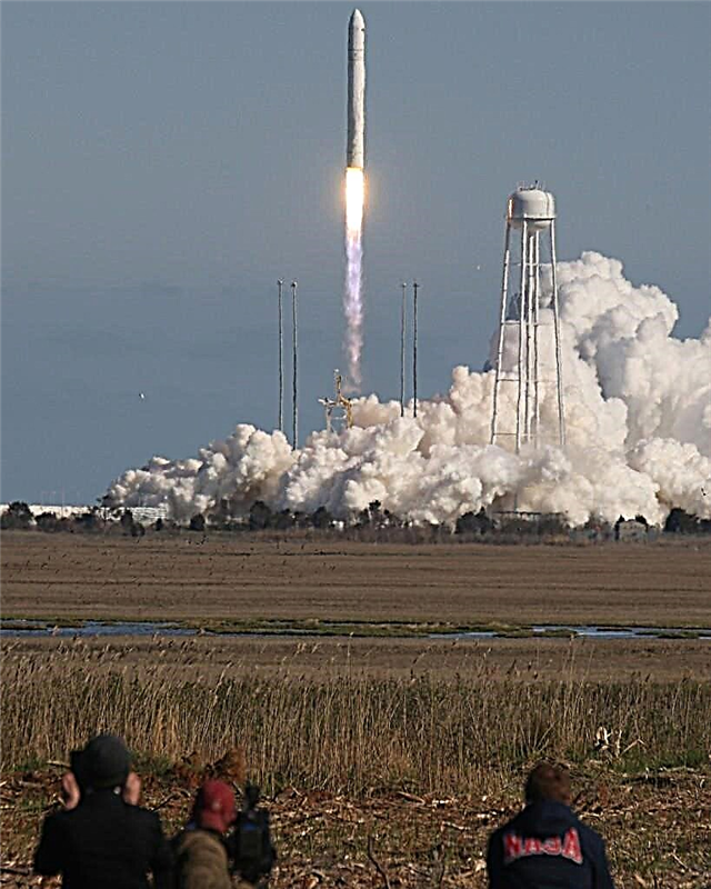 Antares Maiden Soar Pierces Virginia Sky và đưa Nanosats SmartPhone Pioneer cho NASA vào quỹ đạo