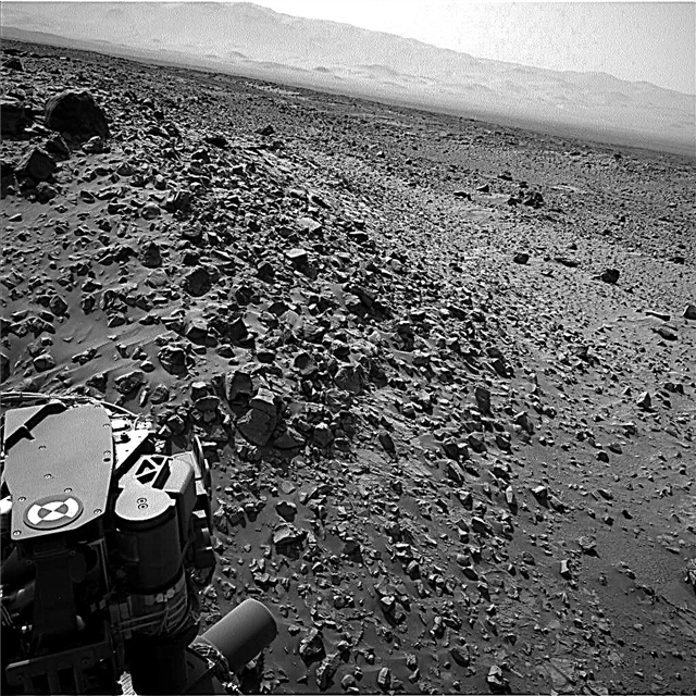Fotos: Castigar a la meseta de Marte por curiosidad Rover y ruedas dañadas