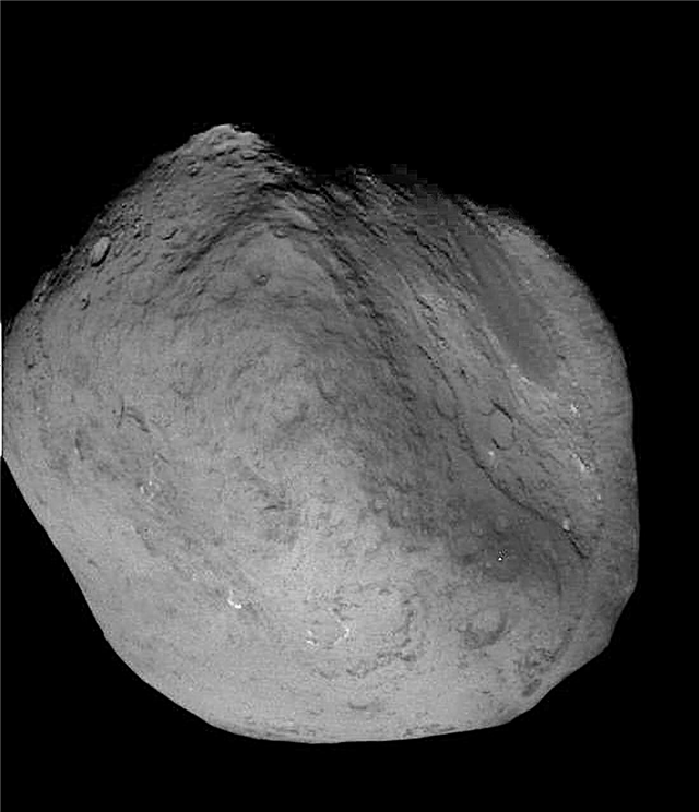 „Stardust-NExT“ pristato nepaprastai išsamias ir krateriais turtingas „Comet Tempel 1“ nuotraukas