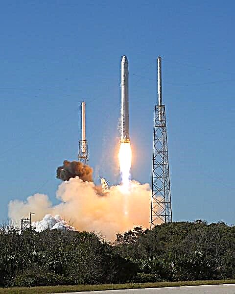 SpaceX lance avec succès Falcon 9 transportant un vaisseau spatial Dragon