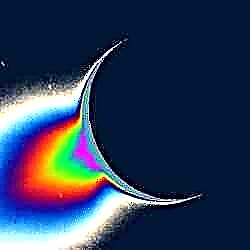 엔셀라두스, 토성의 전자 반지 보충