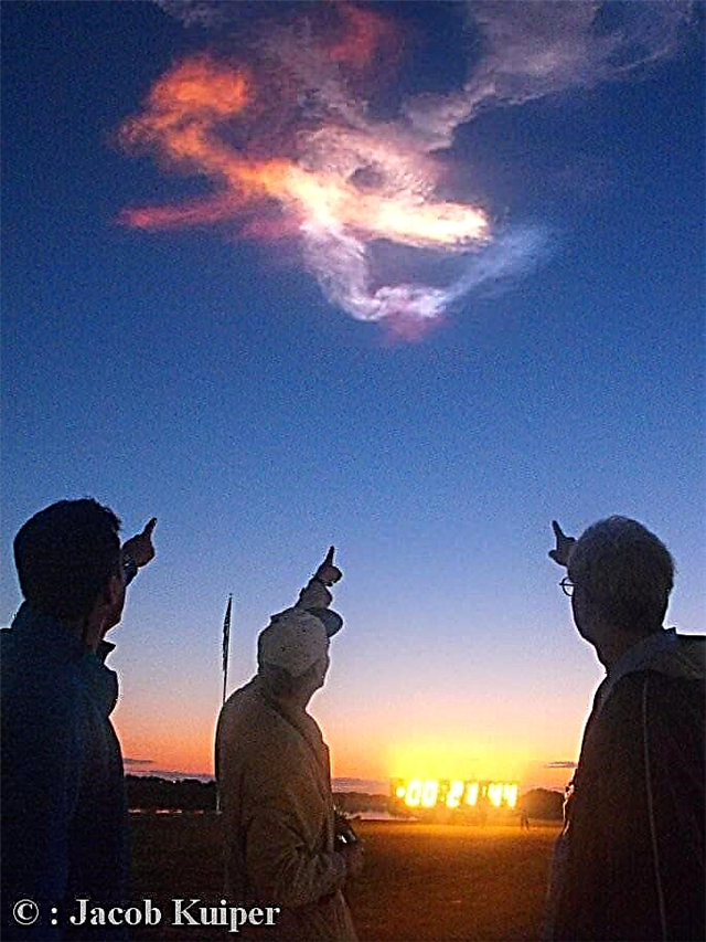 Des nuages ​​colorés de nacre se forment au-dessus de Kennedy après le décollage de Discovery