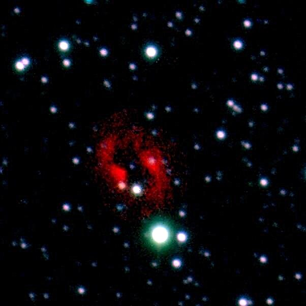 천문학 자들이 성운 내부에서 이진 별 폭발을 포착하다