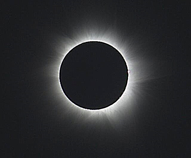 Guarda dal vivo: "Hybrid Solar Eclipse" di domenica