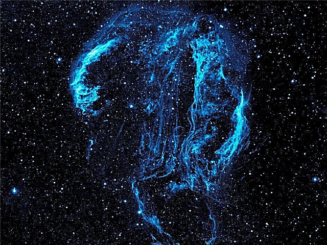 Une onde de choc supernova ultraviolette et ultraviolette