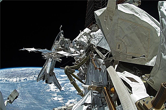 صور مذهلة وتحية معلم بمناسبة السير في الفضاء مكوك الفضاء