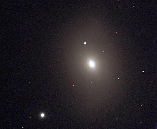 هل يفتقد M85 الثقب الأسود؟