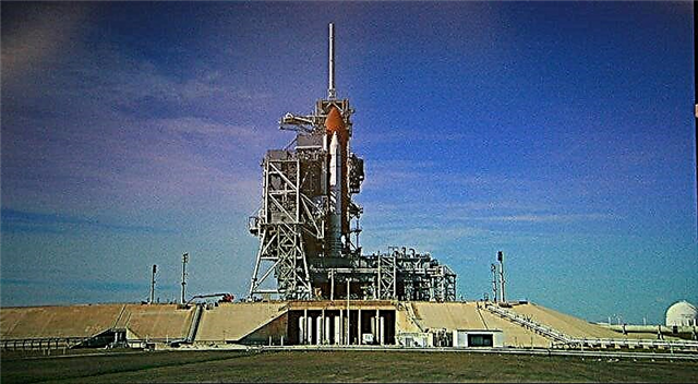 Relógio para Shuttle Atlantis em missão crítica de reabastecimento