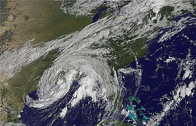 Тропічний шторм Лі Дренч берег затоки як ураган Катя прагне до Східного узбережжя США