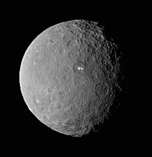 Φωτεινά σημεία σε Ceres Πιθανό πάγο, όχι κρυοβολικά