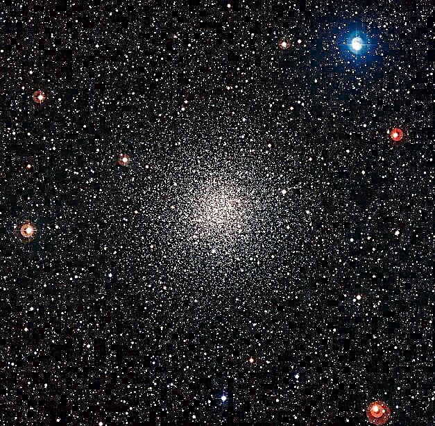 O belo cluster de estrelas parece surpreendentemente jovem