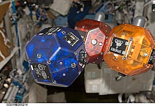 Drijvende Battle Droids aan boord van ISS