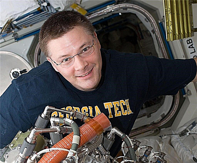 Ammoniakkivuodon jälkeen tämä astronautti auttaa miehistöä avaruuskävelyjen aikana