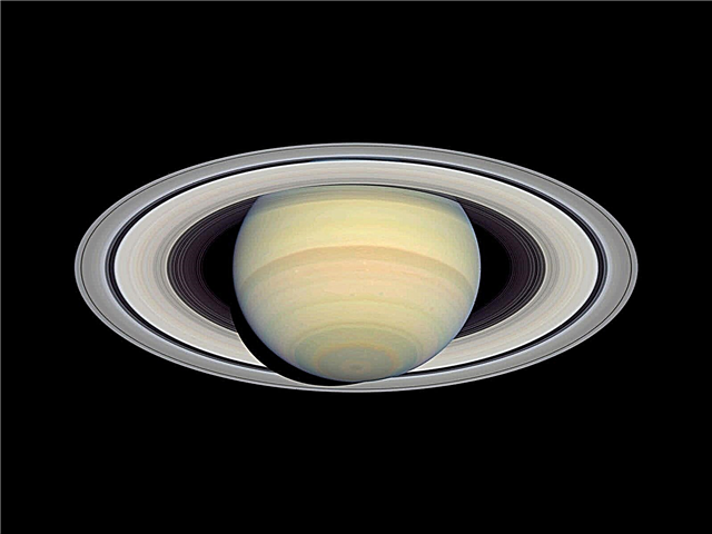 Kako daleč je Saturn od Sonca?