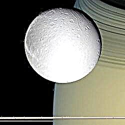 Vista de cerca de Cassini de Dione