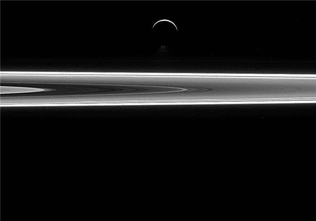 Encelade, le monde de l'eau propulsé par un jet
