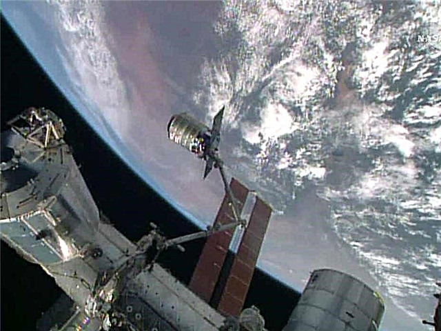 El buque de reabastecimiento comercial de Cygnus atraca a la estación espacial "Janice Voss" en el 45 aniversario del Apolo 11