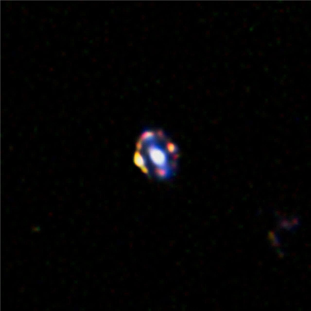 Her er en ni-milliarder år gammel gravitationslinse i rummet