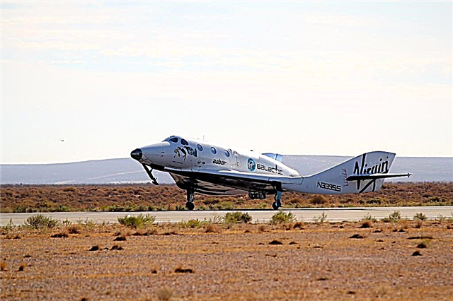 Touchdown! „Virgin“ erdvėlaivio prototipas sklinda virš „Mojave“, testuojant pakartotinio atvykimo sistemą