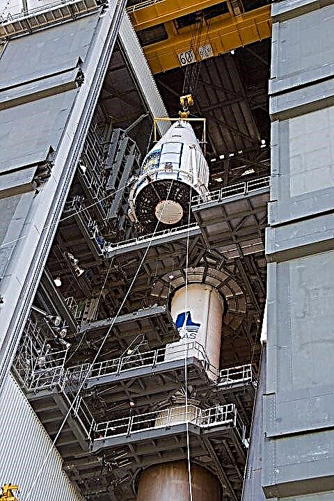 НАСАС Слънчева коронна бижутерия Болтове на върха на ракета Atlas