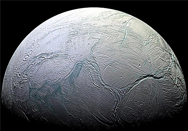 Pourquoi Enceladus a-t-il des rayures à son pôle Sud?