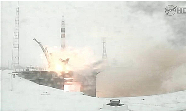 Soyuz ra mắt tại ga giữa bối cảnh tuyết rơi xoáy