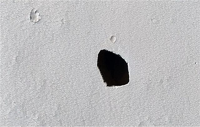 Подивіться вниз на яму на Марсі. Обрізний дах лавової труби може бути гарним місцем для вивчення на Червоній планеті