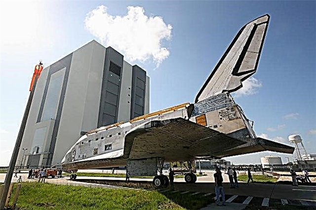 Stripped Down Discovery rollt in Richtung Ruhestand im Kennedy Space Center