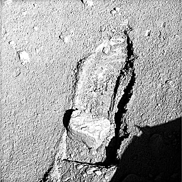 Phoenix Lander réussit à déplacer un rocher "sans tête" - Space Magazine