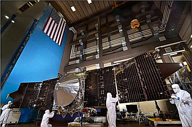 MAVEN يأخذ دورات الاختبار النهائي ، ويثني الألواح الشمسية قبل رحلة وشيك إلى موقع الإطلاق في فلوريدا