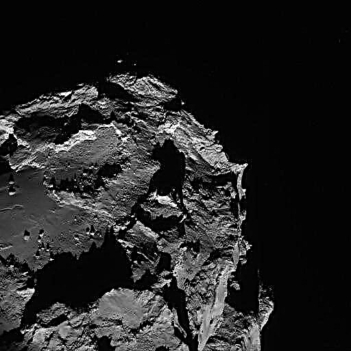 Rosetas komētas stelles tumsā tuvplāna kosmosa kuģa kadrā