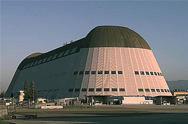 Googles datterselskap for å forhandle for en kjempesyke NASA California-anlegg, Hangar One